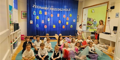 Powiększ grafikę: pozegnanie-absolwentow-635121.jpg