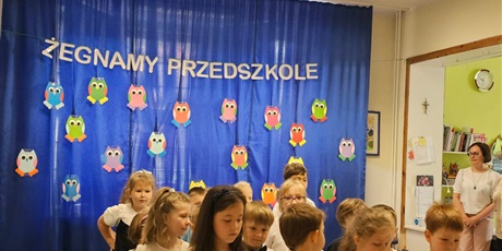 Powiększ grafikę: pozegnanie-absolwentow-635123.jpg