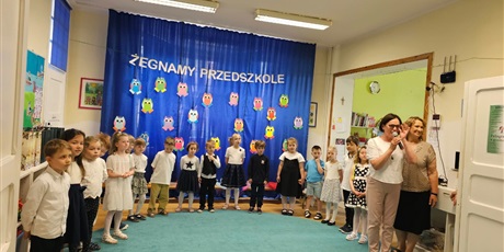 Powiększ grafikę: pozegnanie-absolwentow-635129.jpg