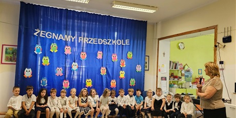 Powiększ grafikę: pozegnanie-absolwentow-635130.jpg