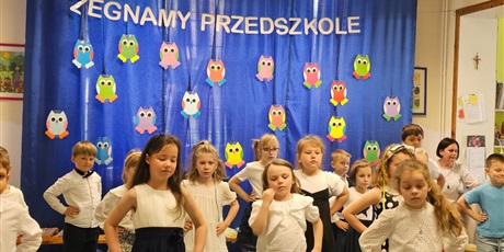 Powiększ grafikę: pozegnanie-absolwentow-635133.jpg