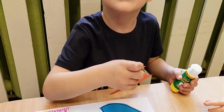 Powiększ grafikę: Warsztaty artystyczne Kids&Art "Dzień dinozaura - malowanie nożyczkami" 