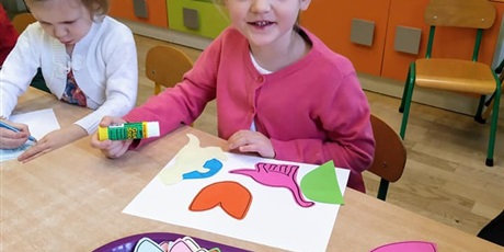 Powiększ grafikę: Warsztaty artystyczne Kids&Art "Dzień dinozaura - malowanie nożyczkami" 