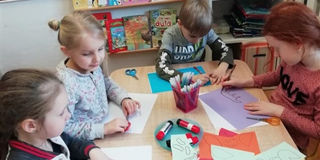 Powiększ grafikę: Warsztaty artystyczne Kids&Art "Dzień dinozaura - malowanie nożyczkami" 