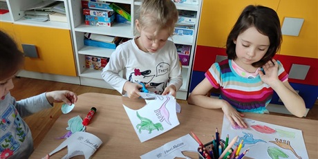 Powiększ grafikę: Warsztaty artystyczne Kids&Art "Dzień dinozaura - malowanie nożyczkami" 
