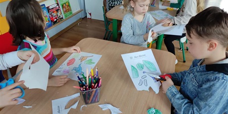 Powiększ grafikę: Warsztaty artystyczne Kids&Art "Dzień dinozaura - malowanie nożyczkami" 