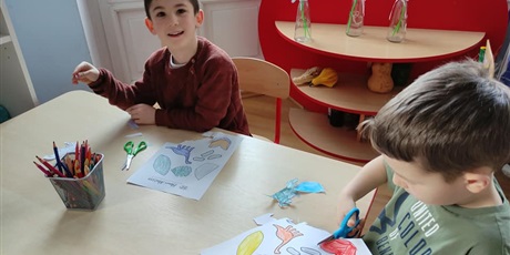 Powiększ grafikę: Warsztaty artystyczne Kids&Art "Dzień dinozaura - malowanie nożyczkami" 