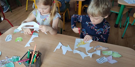 Powiększ grafikę: Warsztaty artystyczne Kids&Art "Dzień dinozaura - malowanie nożyczkami" 